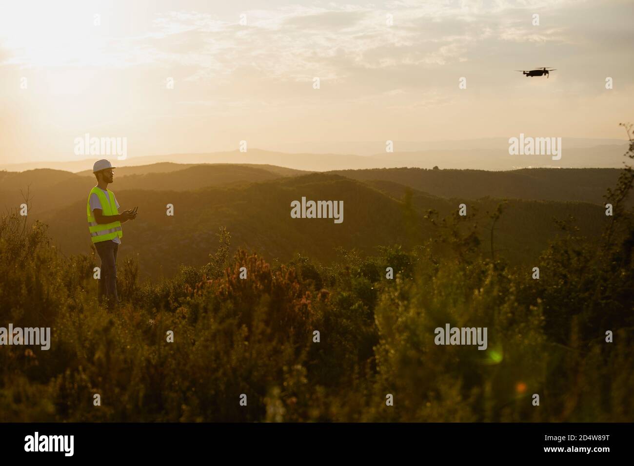 Drohnenoperator Mann pilotieren eine Drohne in EINER ländlichen Umgebung Stockfoto