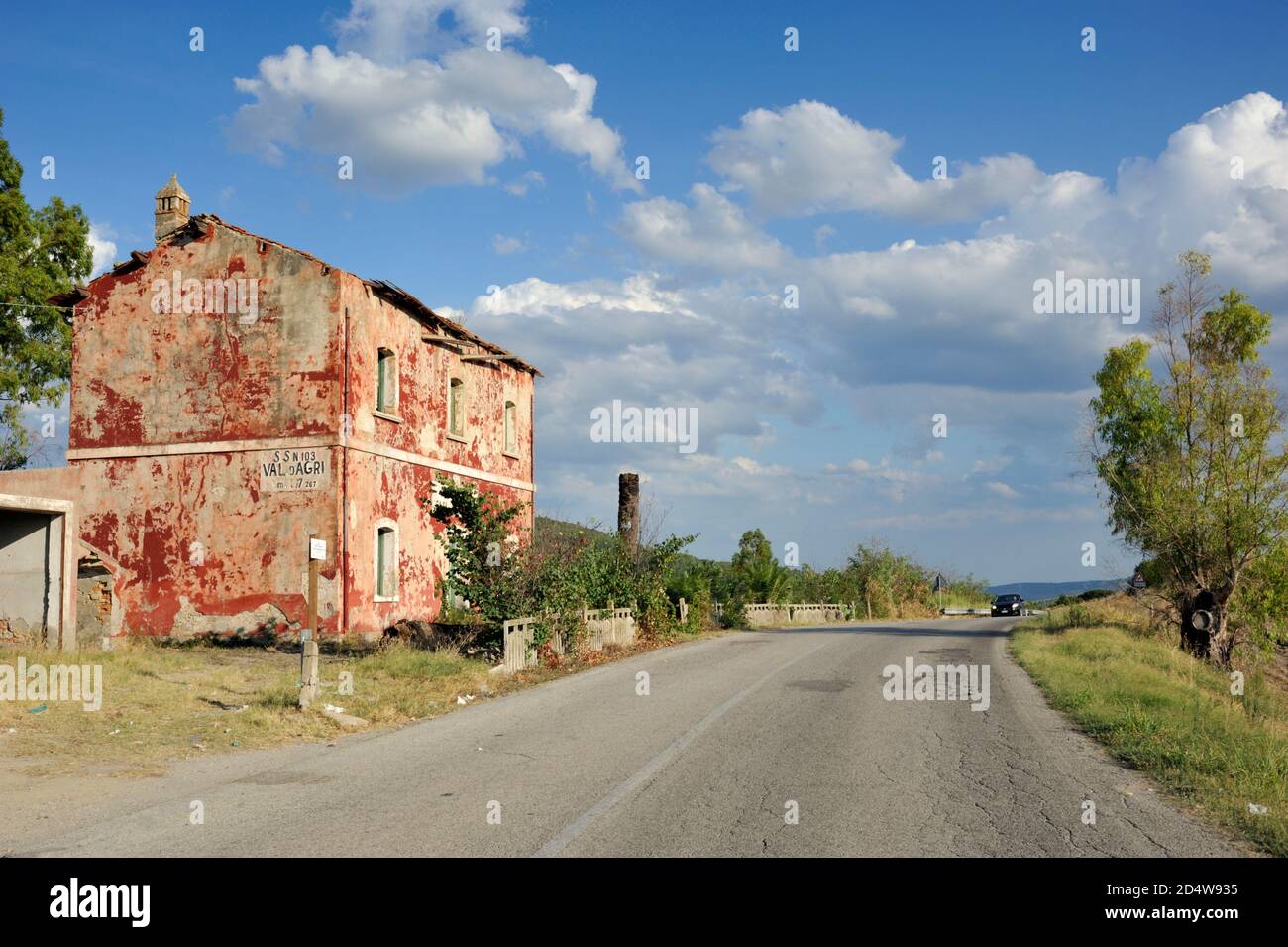 Italien, Basilicata, State Road 103, Casa Cantoniera, verlassenes Landhaus Stockfoto