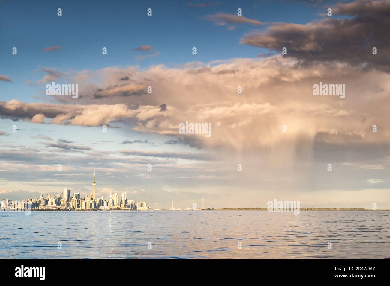 Nach dem Durchtränken in der Innenstadt von Toronto, wie vom Colonel Samuel Smith Park aus gesehen, fällt schwerer Herbstregen auf den Lake Ontario. Stockfoto