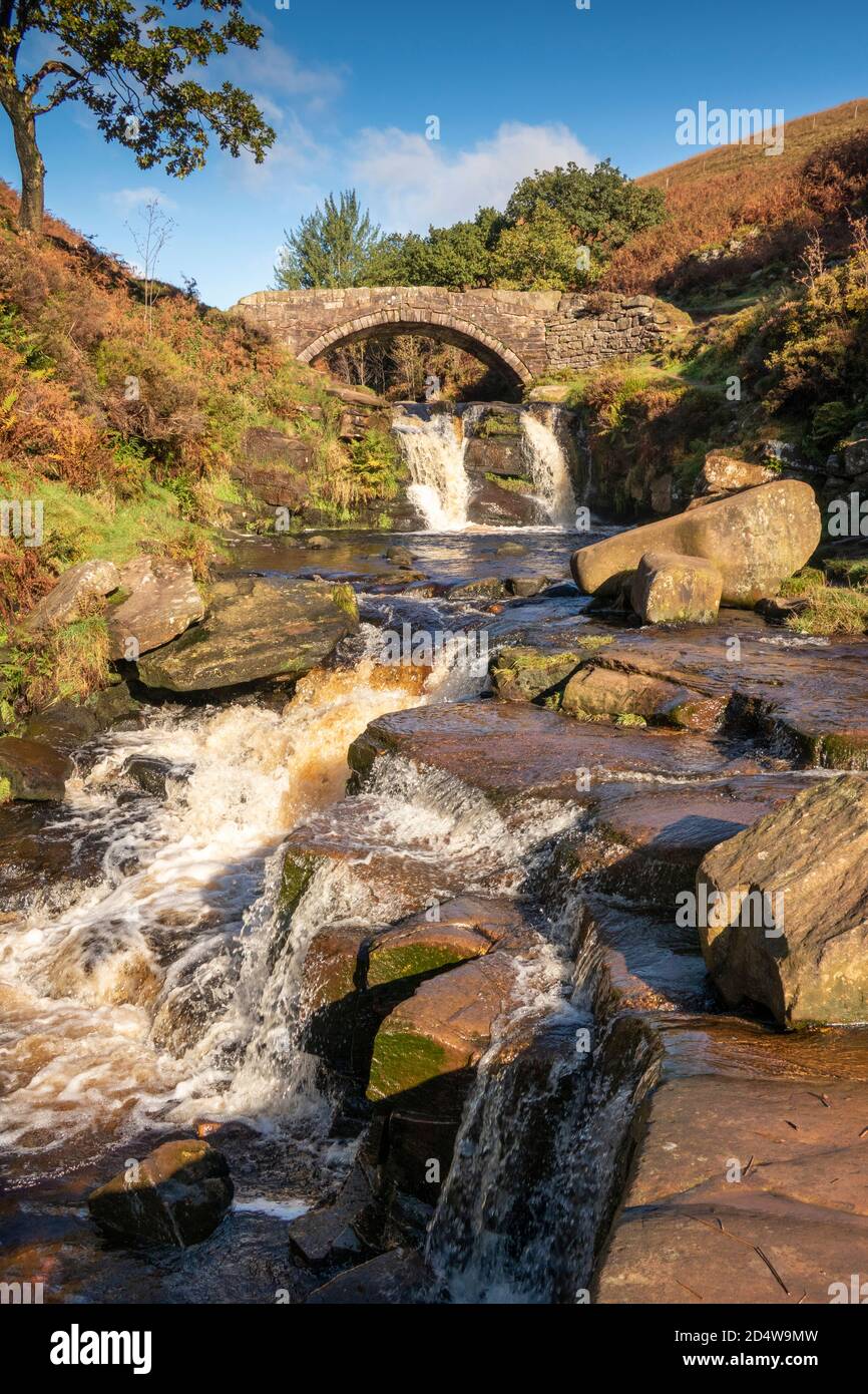 Großbritannien, England, Staffordshire, Moorlands, AX Edge Moor, Three Shires Head alte Steinpackpferdebrücke über den Fluss Dane Stockfoto