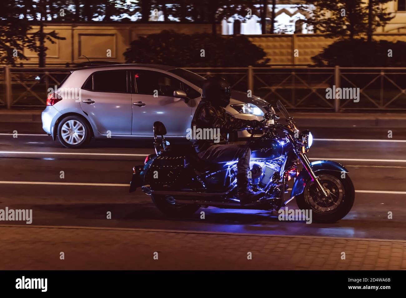 Night Biker on Road ein glühender Motorrad-Cyberpunk futuristischen Stil Schwarz Stockfoto