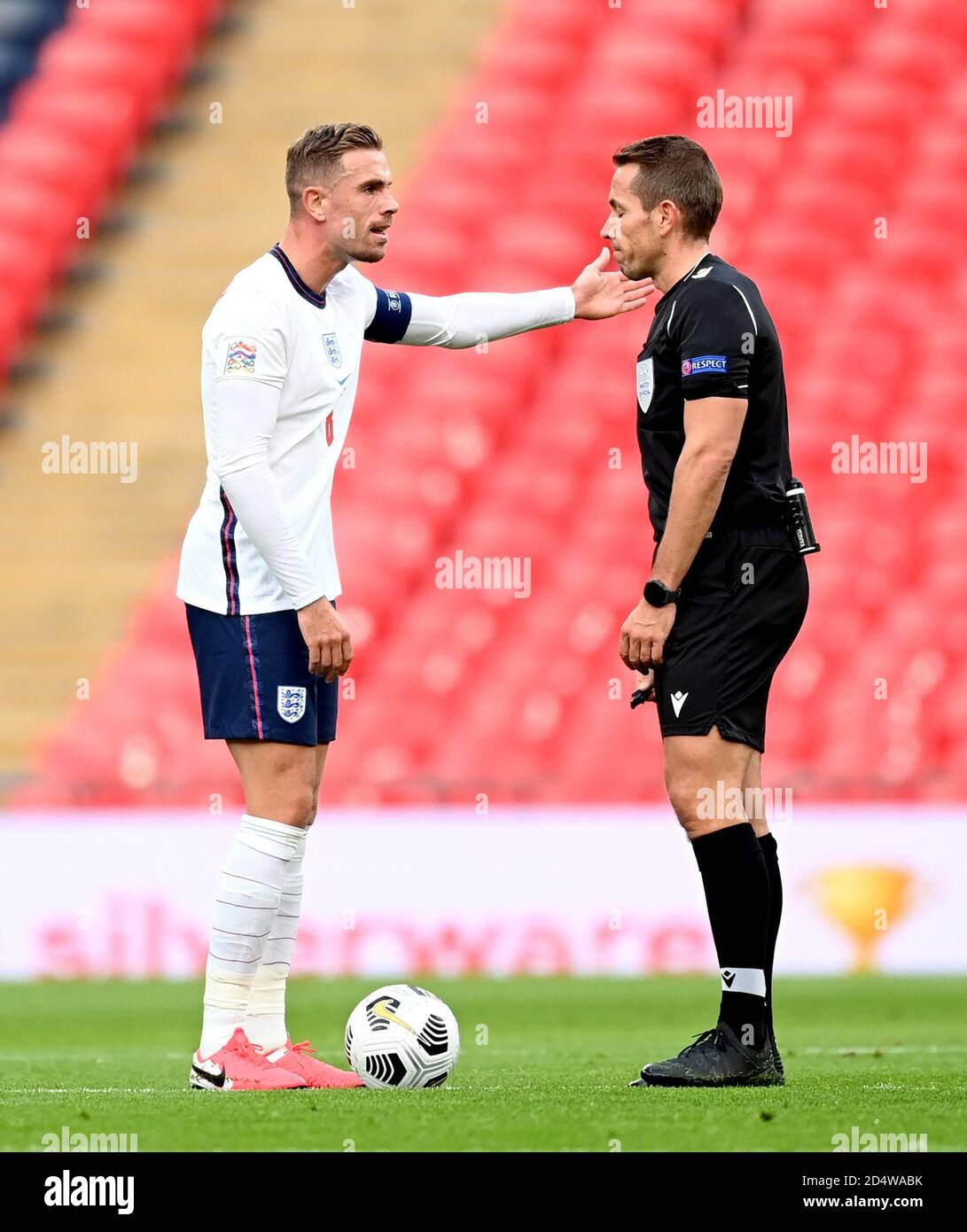Der englische Jordan Henderson (links) spricht mit Schiedsrichter Tobias Stieler während des UEFA Nations League Group 2, League A Spiels im Wembley Stadium, London. Stockfoto