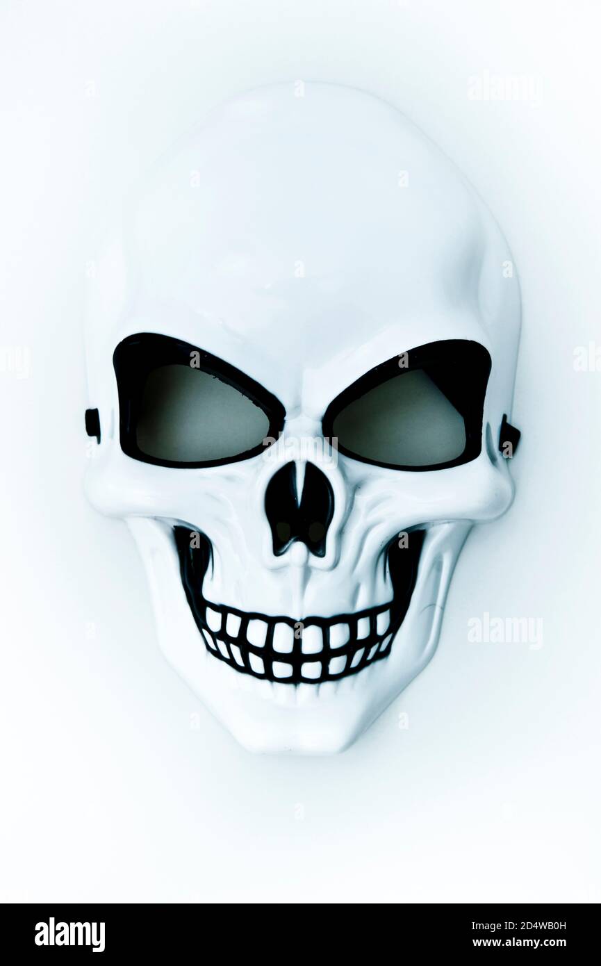Weiße Gesichtsmaske des Todes, Halloween-Konzept Stockfoto