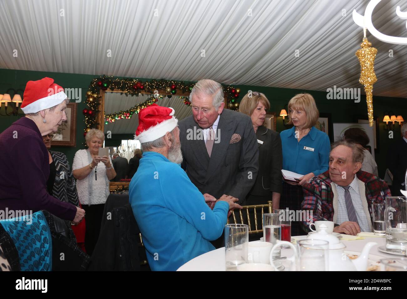 Dumfries House, Cumnock Ayrshire 21 Dec 2016 : HRH der Herzog von Rothesay Prinz Charles besucht das Dumfries House, wo er eine Weihnachtstee-Party für lokale Rentner und Clubs überrascht. Er plaudert und lacht mit ihnen in Weihnachtsjumpern, die festlich aussehen Stockfoto