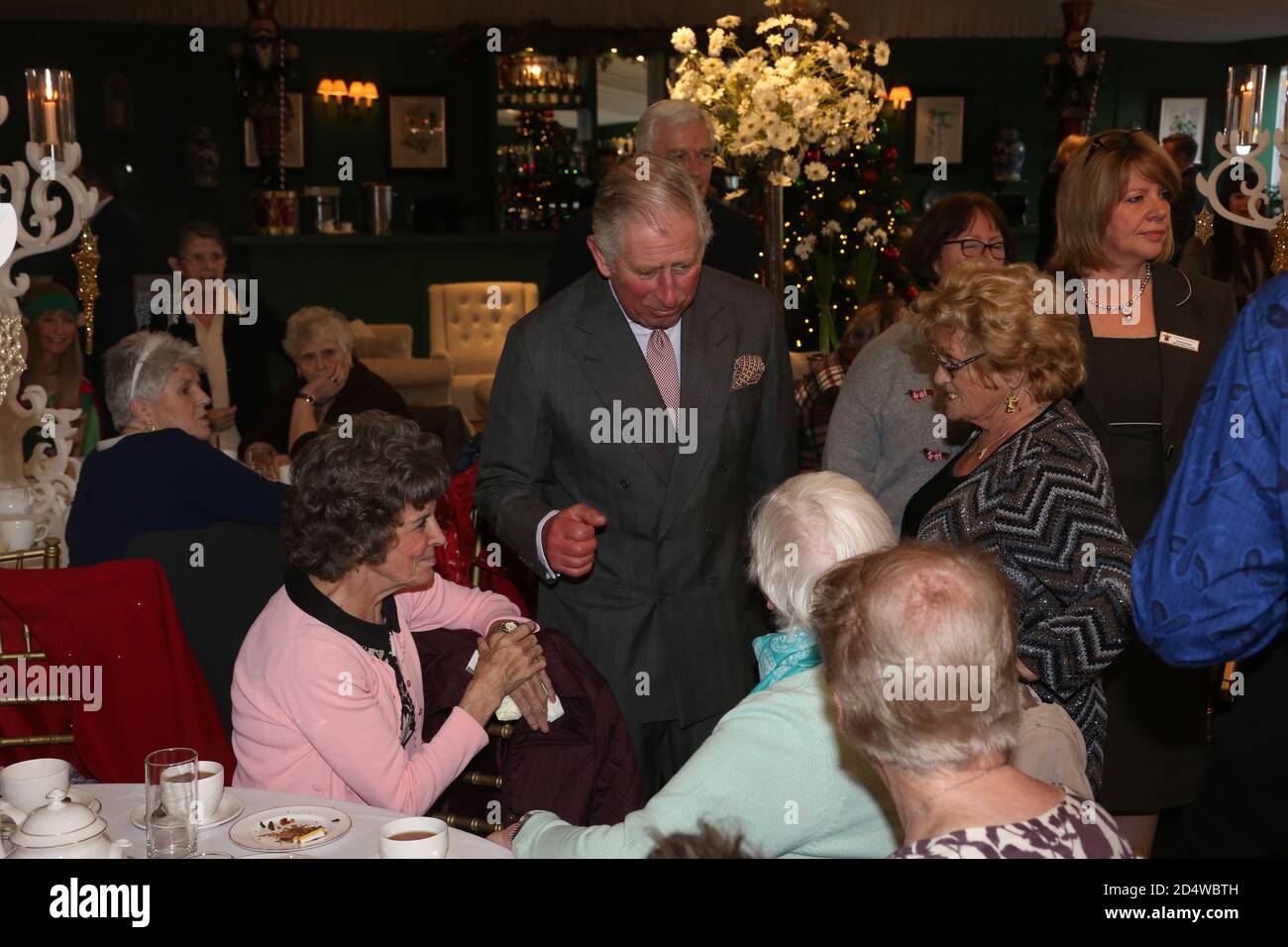 Dumfries House, Cumnock Ayrshire 21 Dec 2016 : HRH der Herzog von Rothesay Prinz Charles besucht das Dumfries House, wo er eine Weihnachtstee-Party für lokale Rentner und Clubs überrascht. Er plaudert und lacht mit ihnen in Weihnachtsjumpern, die festlich aussehen Stockfoto