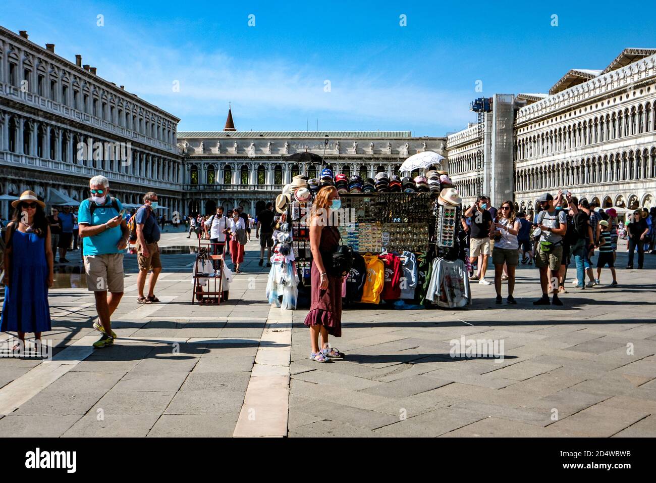 Neue normale Tourismus am Piazza San Marco (St. Markusplatz), Venedig, Italien, während der Coronavirus-Pandemie mit Touristen, die Gesichtsmasken tragen. Stockfoto