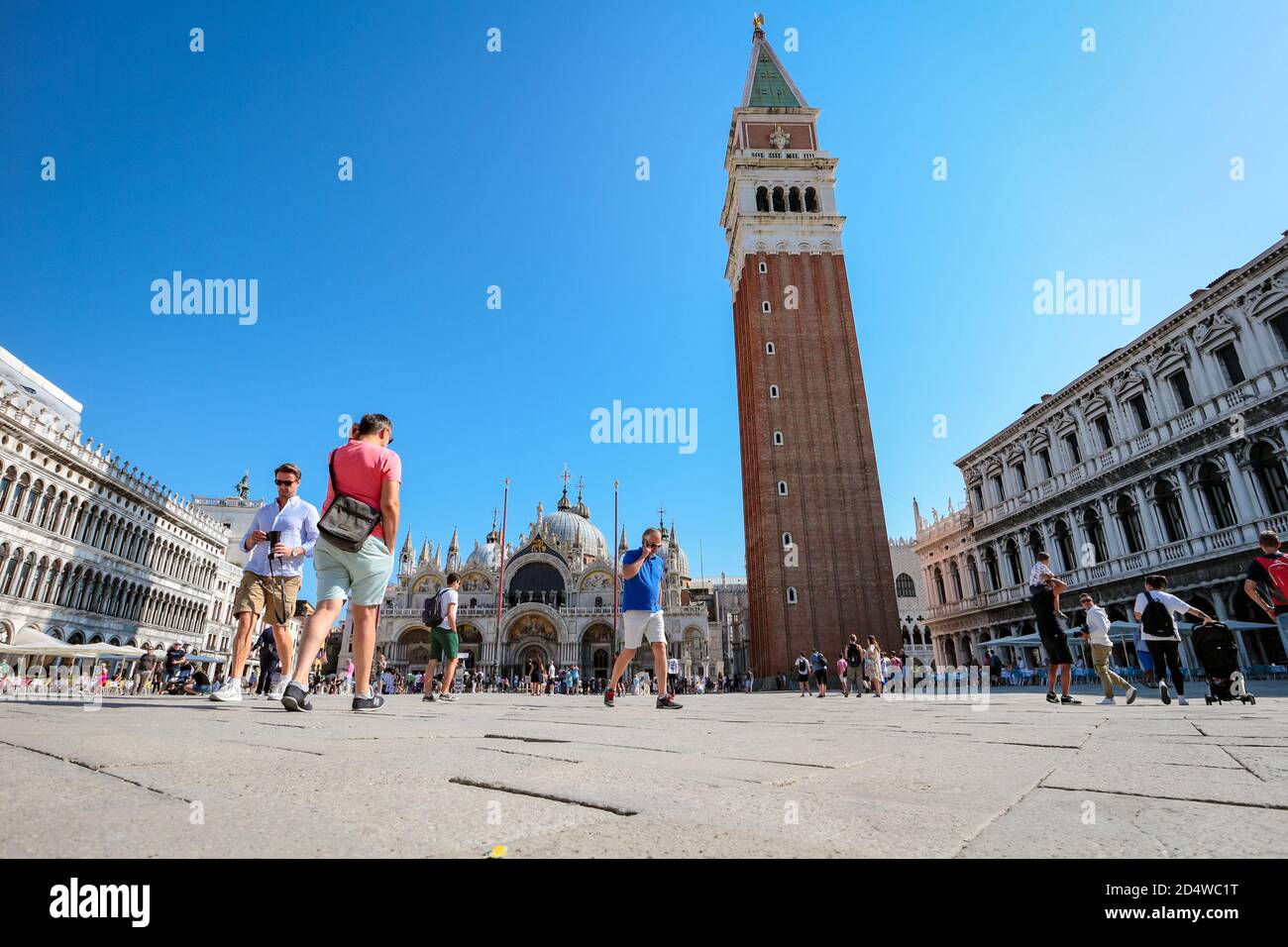 Tourismus am Markusplatz (St. Markusplatz) mit campanile und Basilica di San Marco Kathedrale. Stockfoto