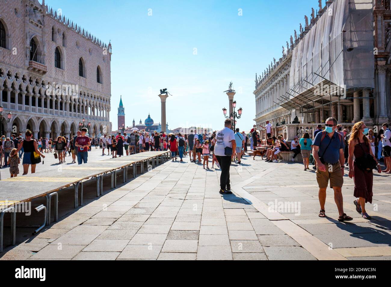 Neue normale Tourismus am Piazza San Marco (St. Markusplatz), Venedig, Italien, während der Coronavirus-Pandemie mit Touristen, die Gesichtsmasken tragen. Stockfoto