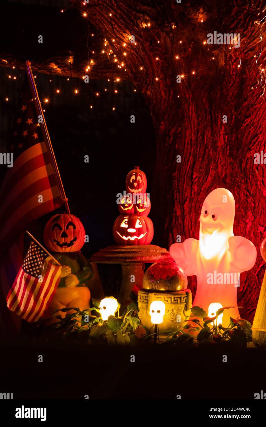 Beleuchtete gruselige Halloween traditionelle Dekoration im Freien im Herbst Stockfoto