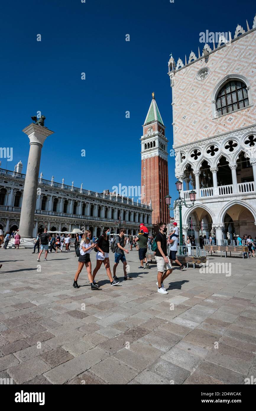 Neue normale Tourismus am Piazza San Marco (St. Markusplatz), Venedig, Italien, während der Coronavirus-Pandemie mit Touristen, die Gesichtsmasken tragen. Stockfoto