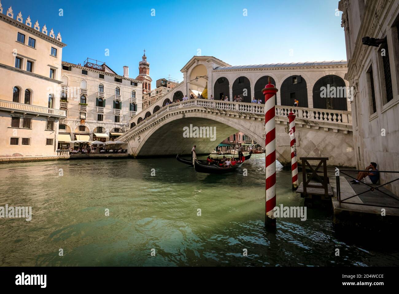 Rialtobrücke und Gondel auf dem Canal Grande im historischen Venedig, Italien. Stockfoto