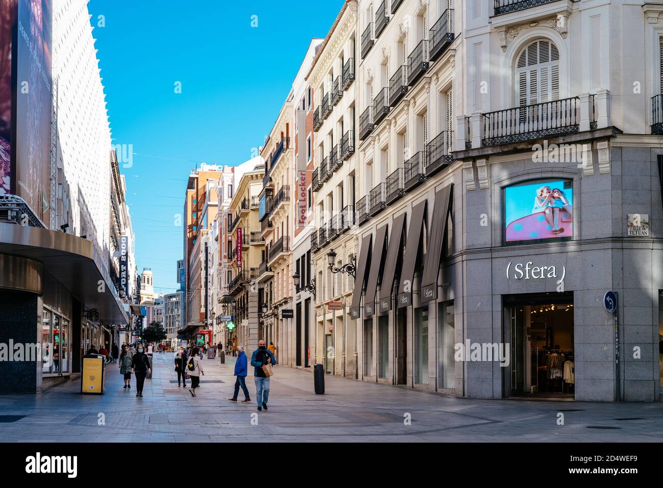 Madrid, Spanien - 3. Oktober 2020: Blick auf die Preciados-Straße während der covid-19-Haft. Es ist eine der berühmtesten Einkaufsstraßen in Madrid. Stockfoto