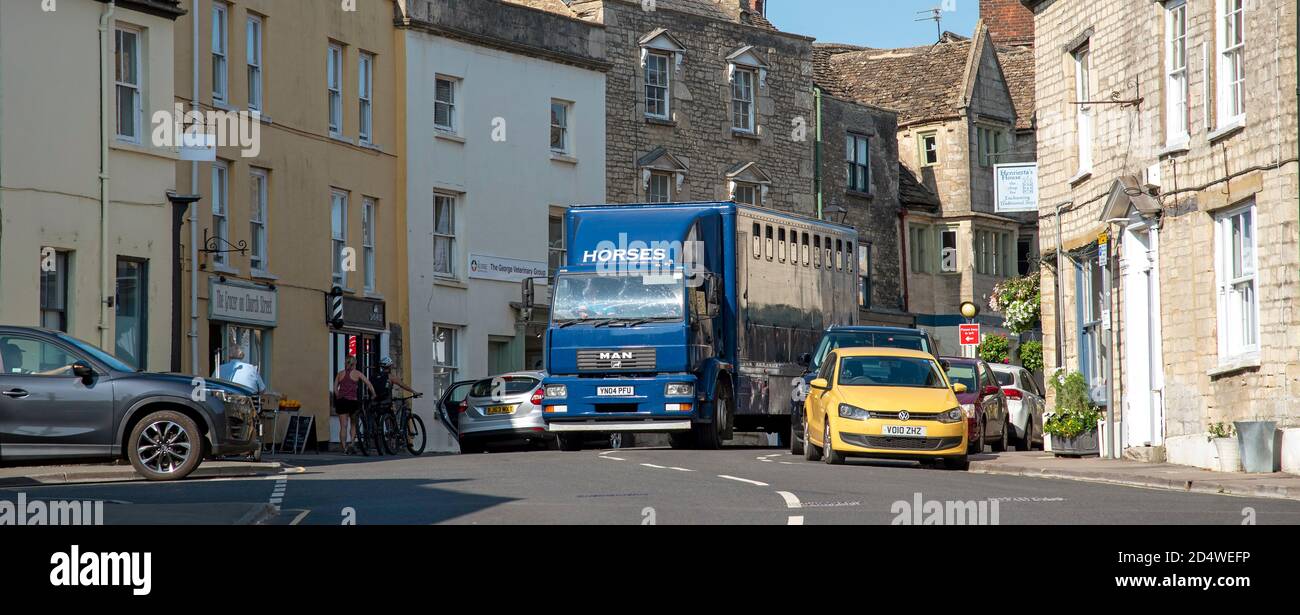 Tetbury, Gloucestershire, England, Großbritannien. Ein Pferdetransporter, der durch das Stadtzentrum von Tetbury, Gloucestershire, Großbritannien, fährt Stockfoto