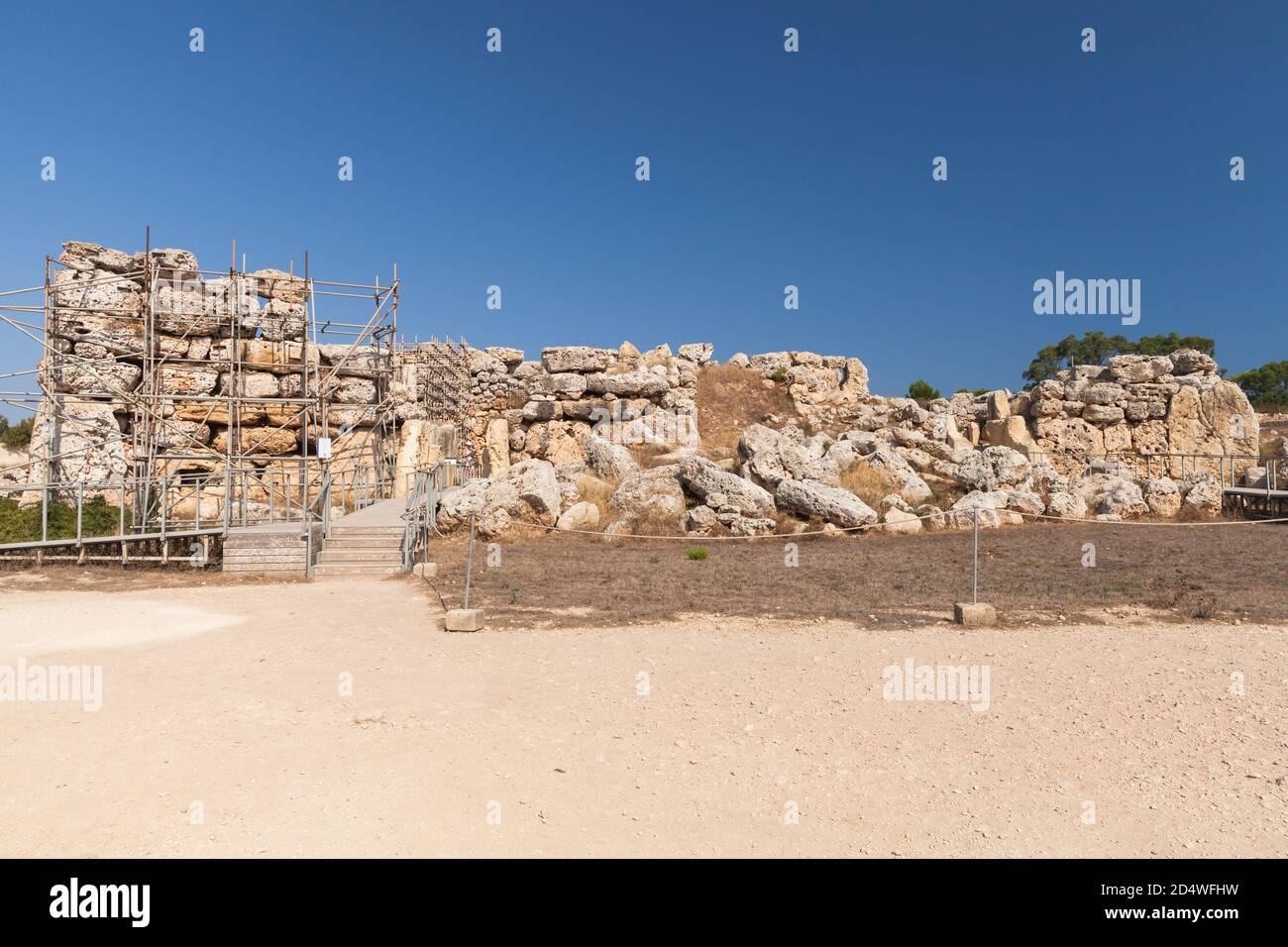 Xaghra Ggantija, Malta - 26. August 2019: Touristen sind in der Nähe von Ggantija, es ist ein megalithischer Tempelkomplex aus dem Neolithikum auf der Mittelmeerinsel Stockfoto