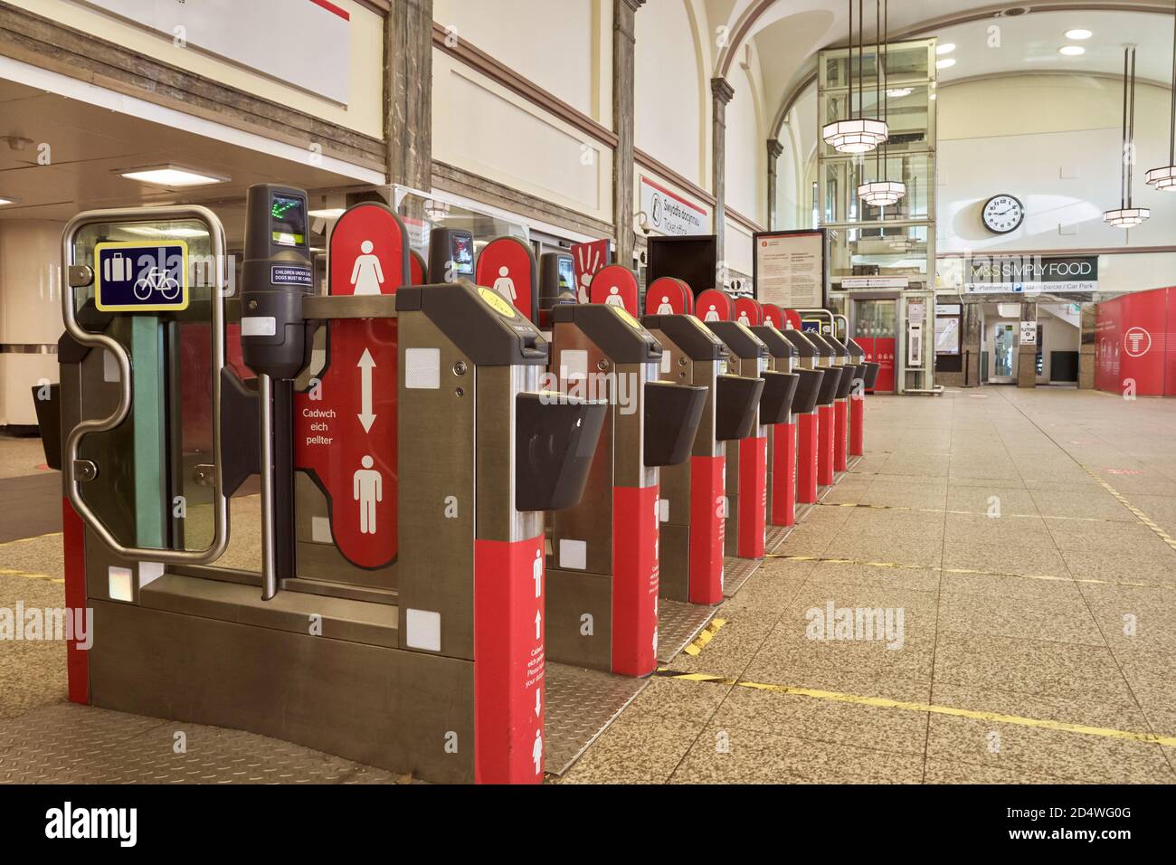 Innenansicht des Hauptbahnhofs von Cardiff während der Pandemie des Covid-19 Stockfoto