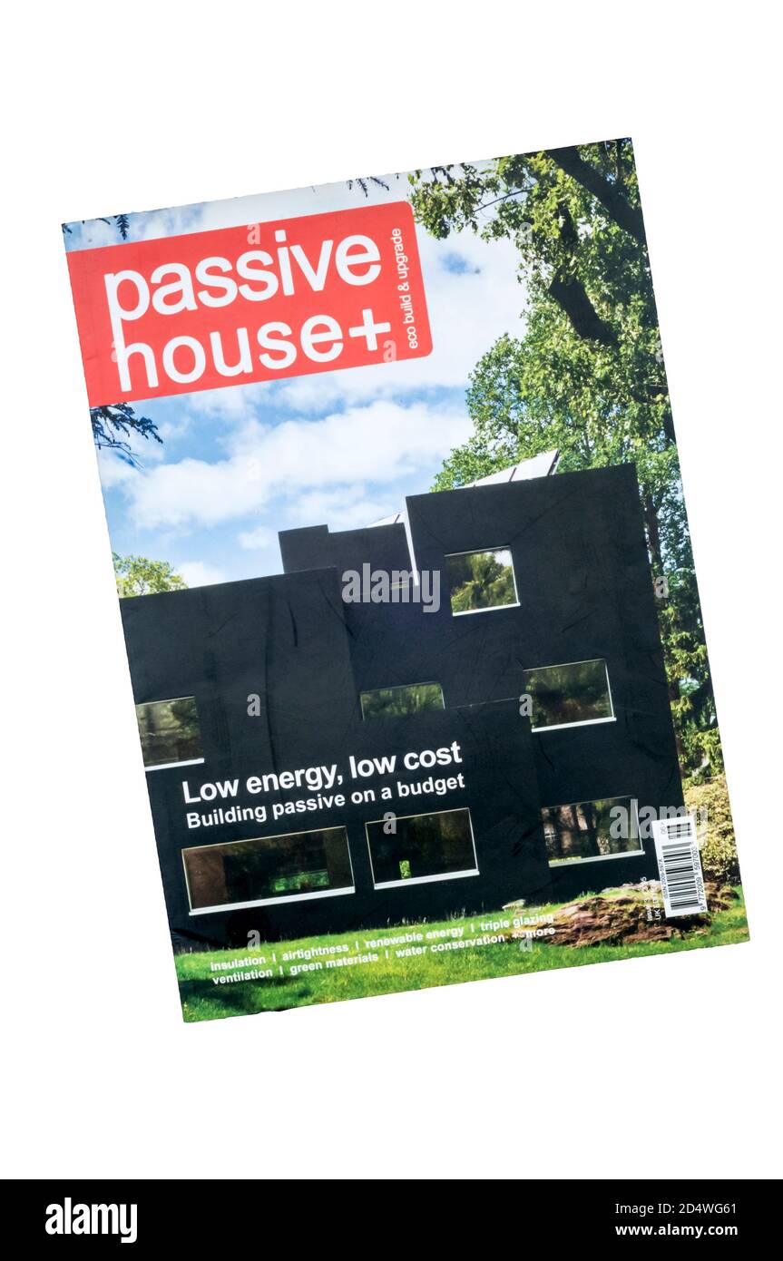 Ein Exemplar des Passive House Plus Magazins. Architekturmagazin mit Fokus auf nachhaltiges Bauen. Stockfoto