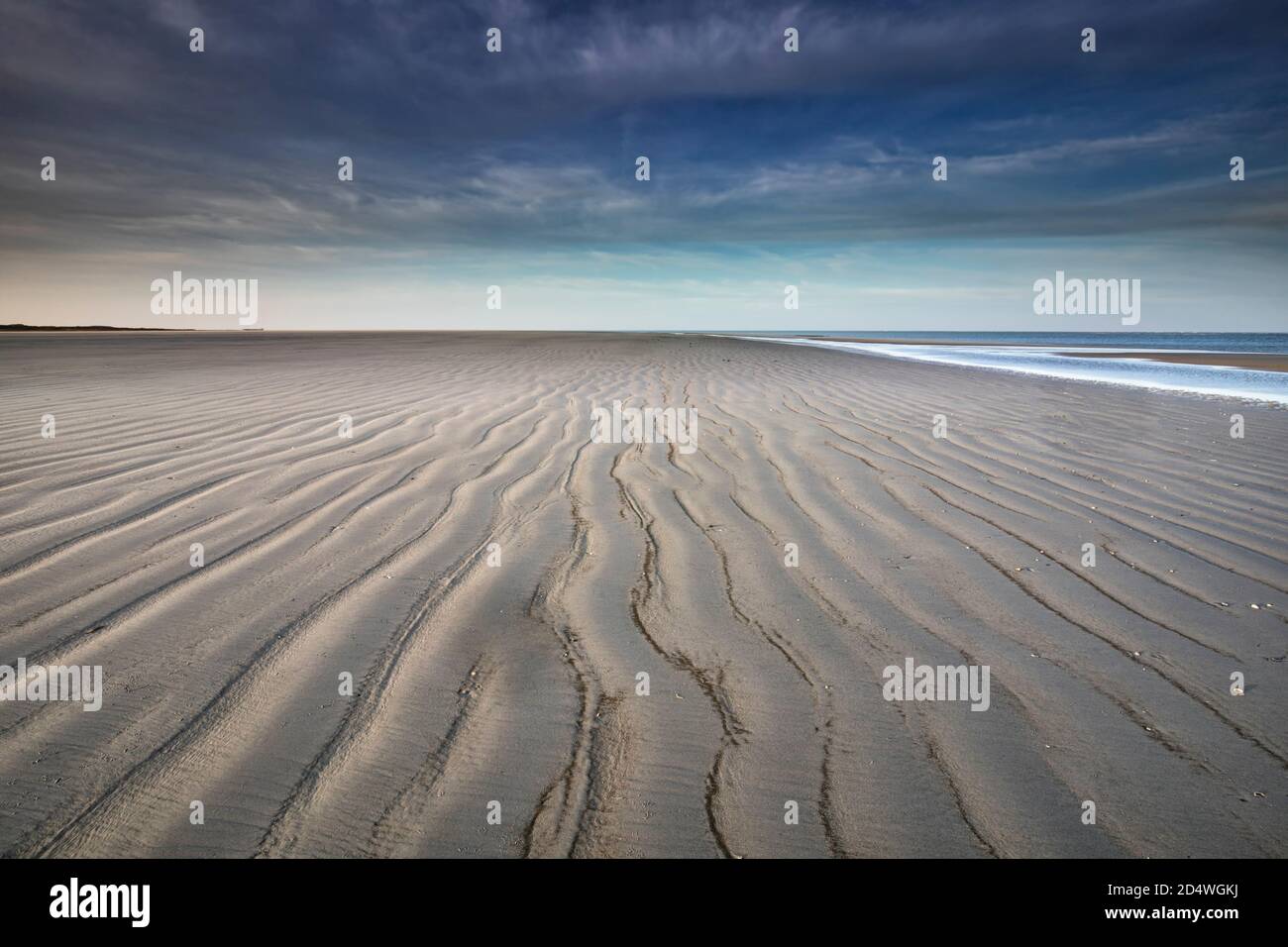 Wellen Sie Sand Texturen am Strand bei Ebbe Stockfoto