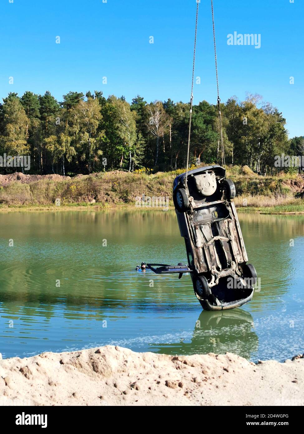 Autounfall. Ein Kran, der ein Auto aus dem Fluss holt. Warschau, Polen 25.09.2020 Stockfoto