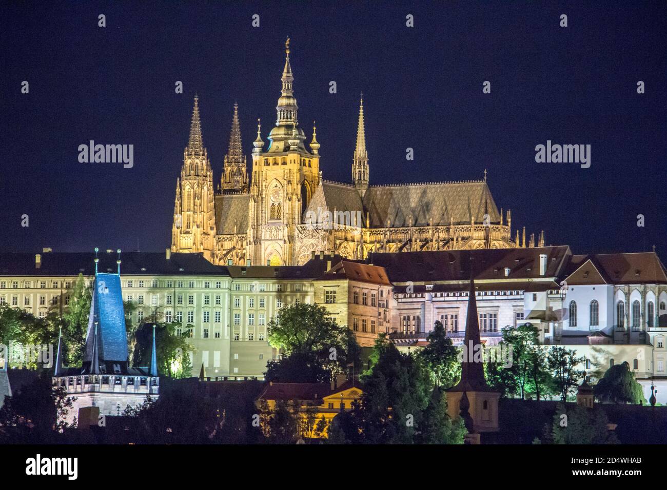 Prager Burg bei Nacht spektakuläre Lichter Stockfoto