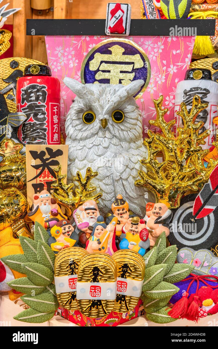 asakusa, japan - november 08 2019: Verheißungsvoller Rake der Tori-no-Ichi-Messe mit Glücksbringer wie Eule, goldene Korallen, Koban-Münze, Glücksmallet o Stockfoto