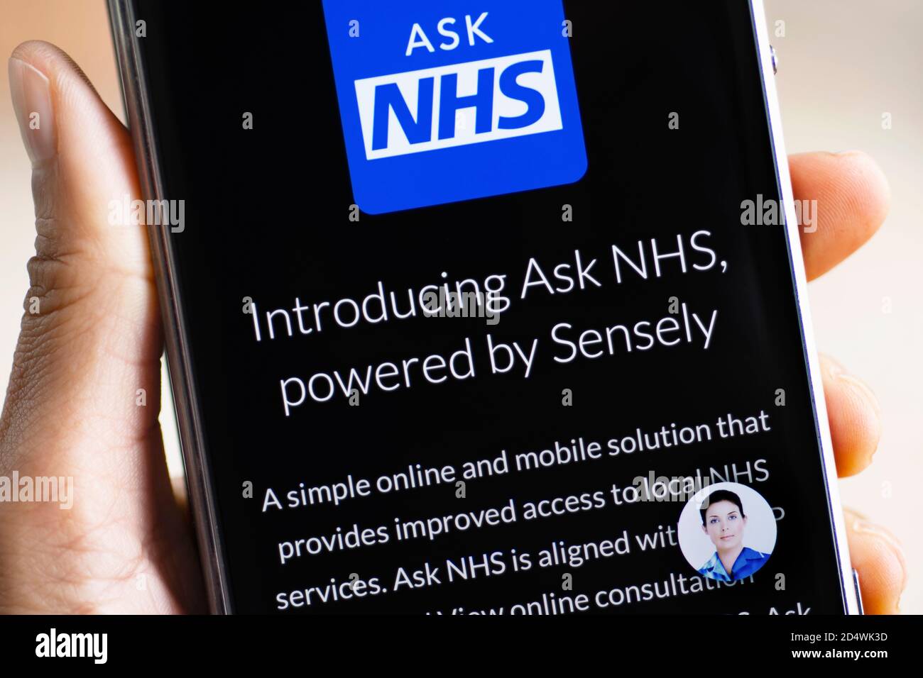 FRAGEN Sie NHS powered by Sennsely, online und mobil Zugriff auf lokale NHS-Dienste, Virtual Assistant auf dem Mobiltelefon Stockfoto