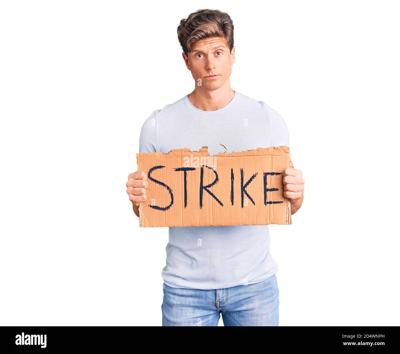 Junge gut aussehende Mann hält Streik Banner Karton Denken Haltung und Nüchterner Ausdruck, der selbstbewusst aussieht Stockfoto