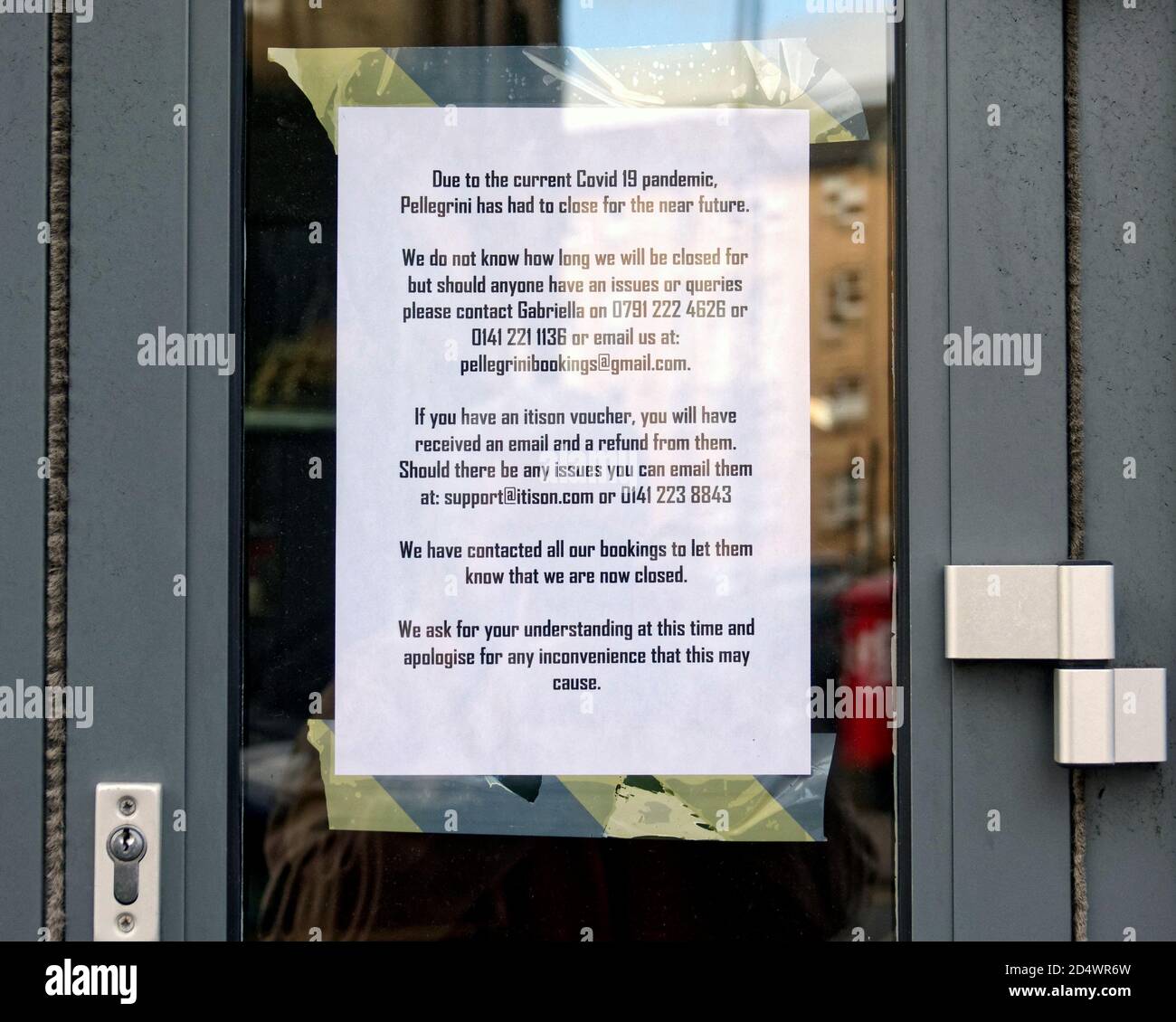 Glasgow, Schottland, UK, 11. Oktober 2020:Neue Masken- und Covid-Regeln sahen in Pubs Entschuldigungen in ihren Fenstern und verlängertes Tragen von Masken in der Stadt Credit: Gerard Ferry/Alamy Live News Stockfoto