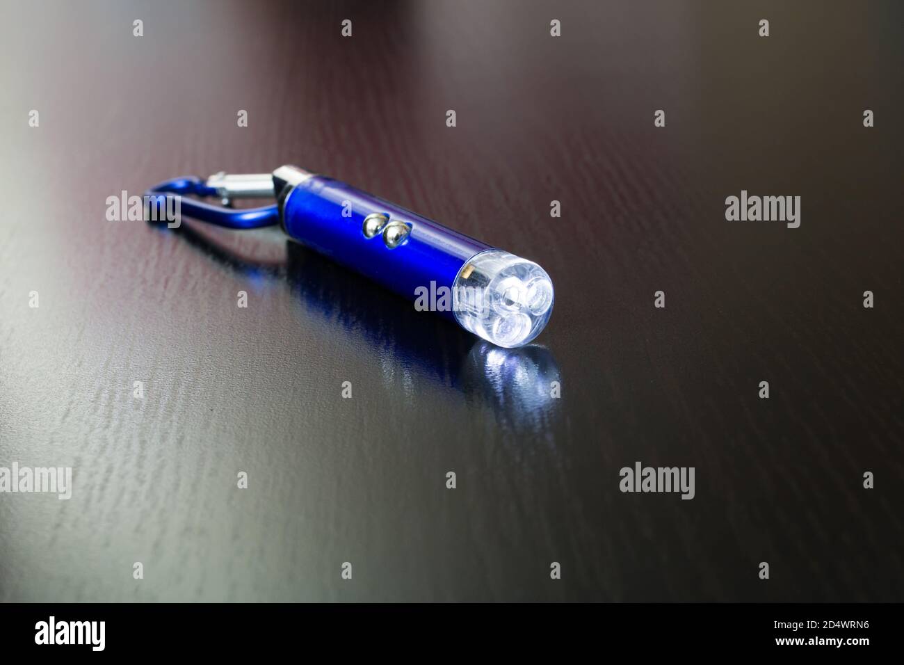 Blauer Laserpointer auf einem Holzhintergrund Stockfoto