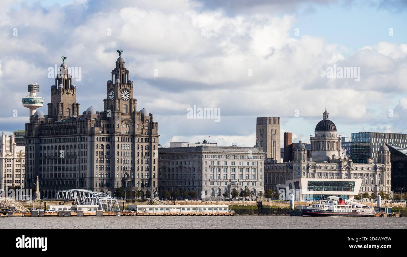 Royal Iris vor den Three Graces an der weltberühmten Uferpromenade von Liverpool, aufgenommen im Oktober 2020 vom Wirral. Stockfoto