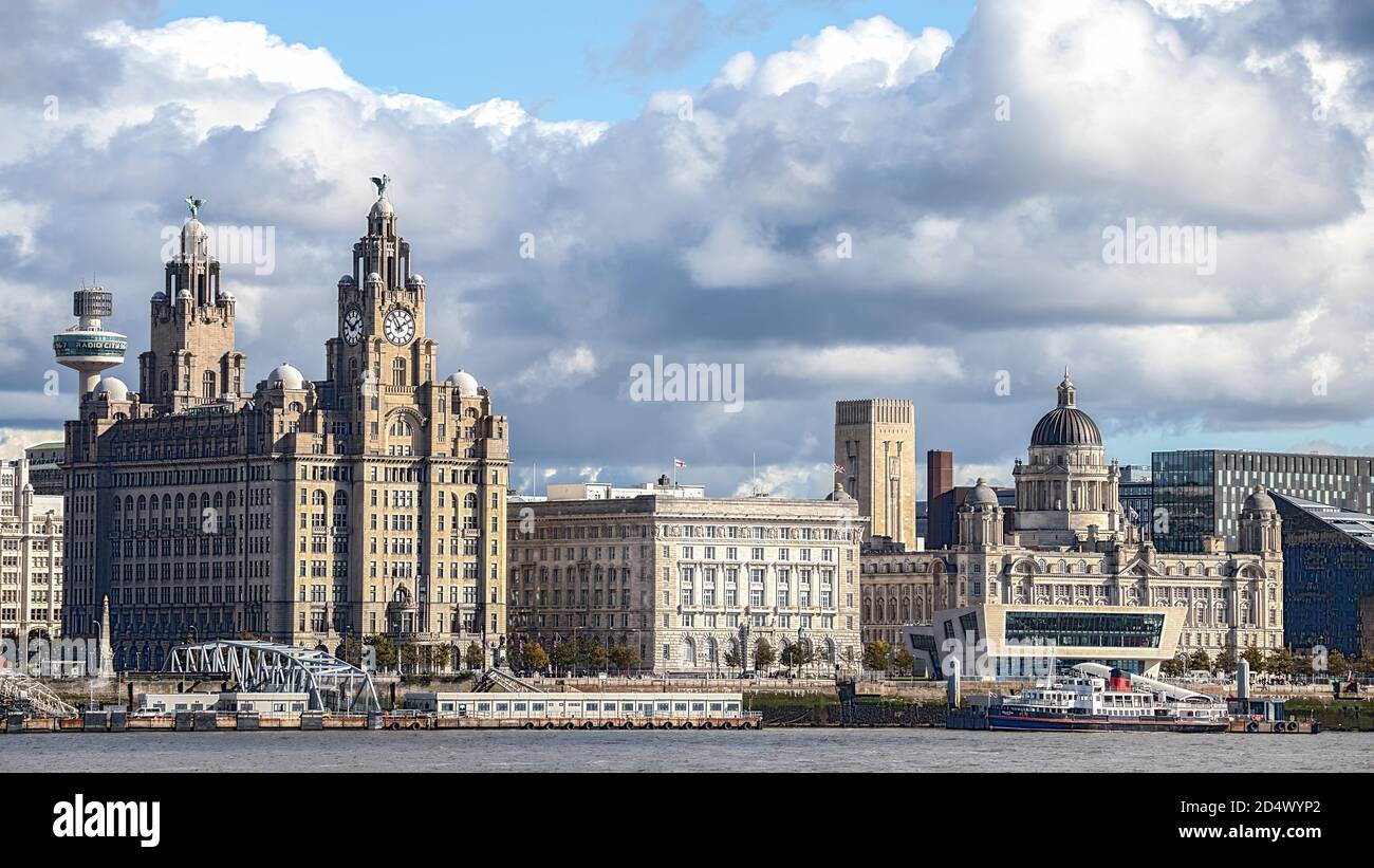 HDR der Skyline von Liverpool, bestehend aus drei Aufnahmen aus der Seacombe Promenade auf dem Wirral im Oktober 2020. Stockfoto