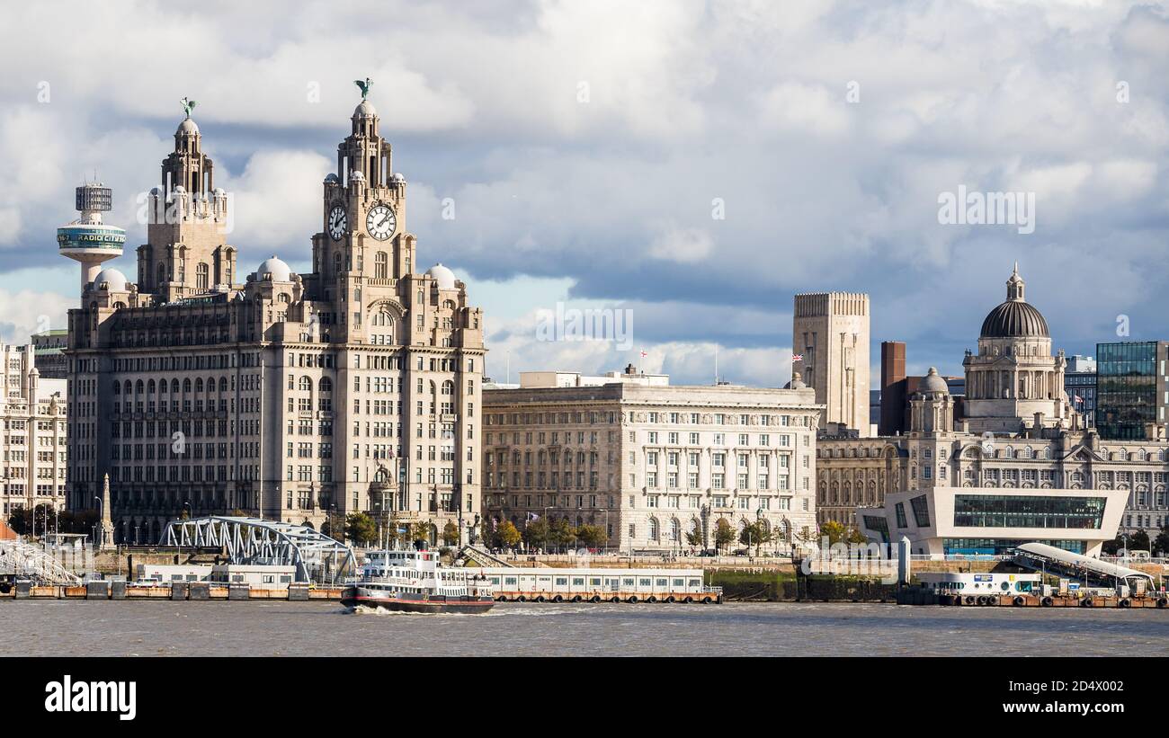 Fähre über die Mersey gesehen im Oktober 2020 mit dem legendären Liverpool Waterfront im Hintergrund. Stockfoto