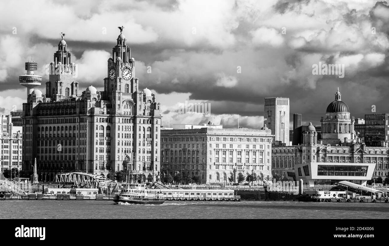 Fähre über die Mersey gesehen im Oktober 2020 mit dem legendären Liverpool Waterfront im Hintergrund. Stockfoto