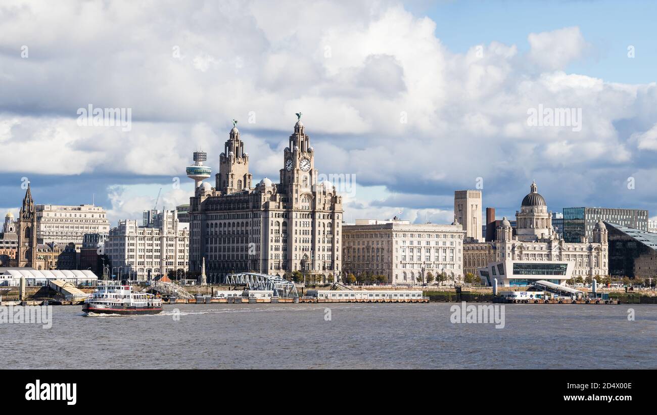 Royal Iris überquert den Fluss Mersey, während sie die berühmte Skyline von Liverpool in der Ferne verlässt. Stockfoto