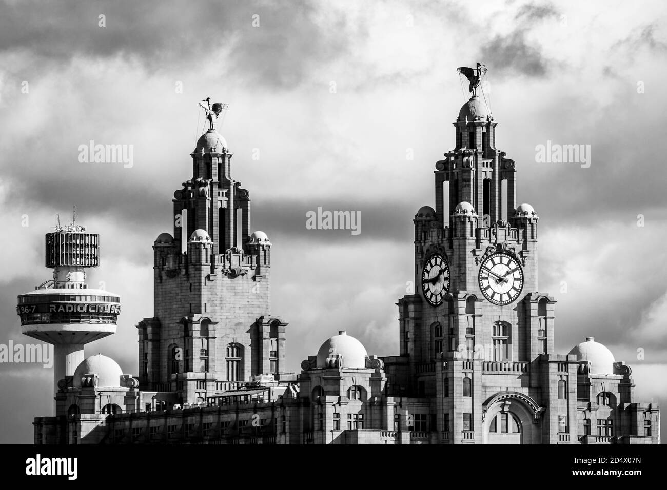 Blick auf das Royal Liver Building in Liverpool von der Promenade über den Fluss Mersey in Seacombe. Stockfoto