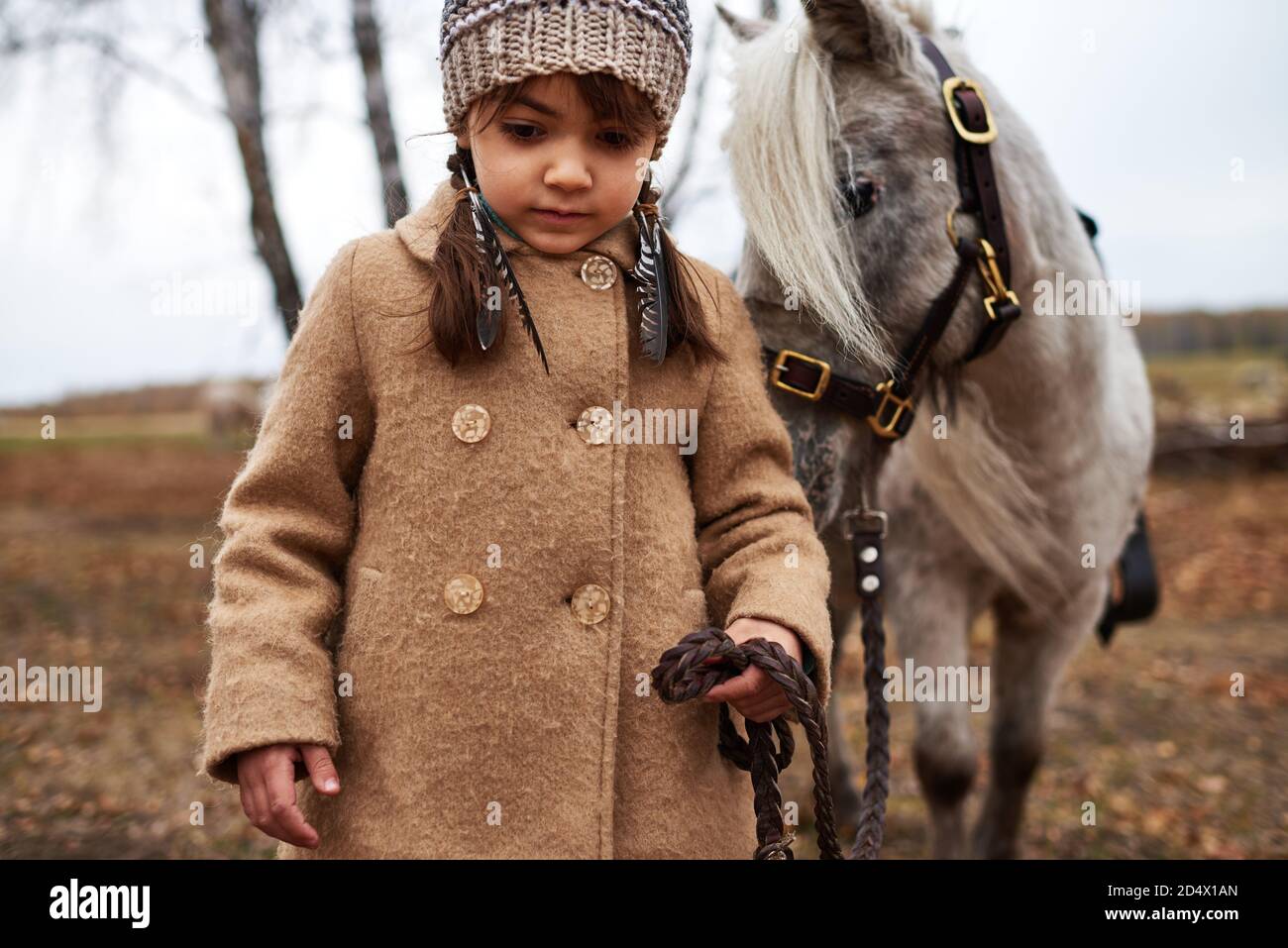Schöne Mädchen Führt Sie Pony Von Zaum Stockfoto
