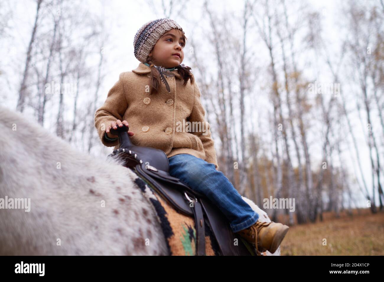 Nettes Kleines Mädchen Auf Pony Sitzend Stockfoto