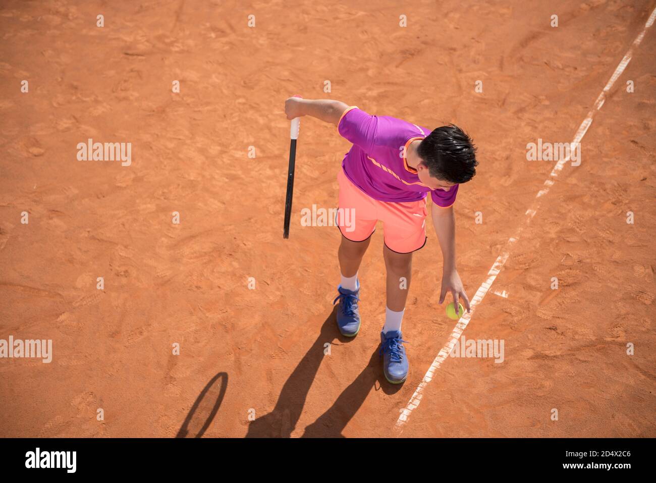 Der junge Tennisspieler bereitet sich auf den Ball vor Stockfoto