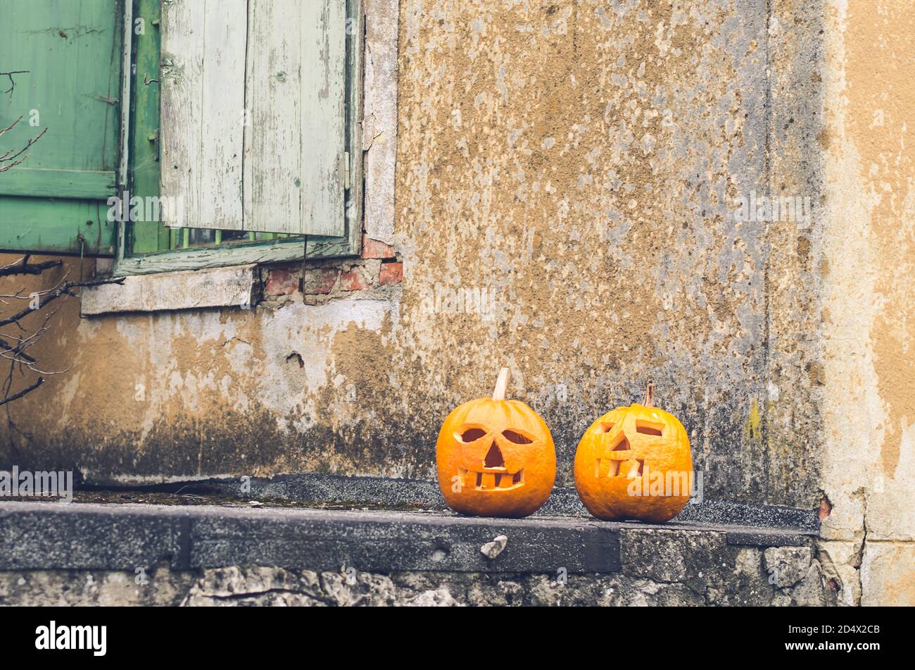 Zwei orange geschnitzte halloween Kürbisse vor dem Haus Stockfoto