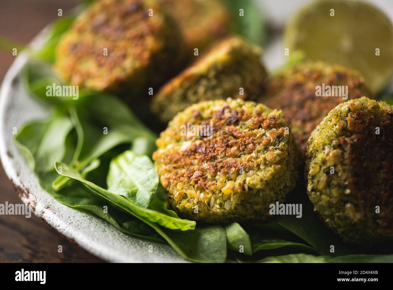 Vegane Falafel mit Spinat auf einem Teller, Nahaufnahme Stockfoto