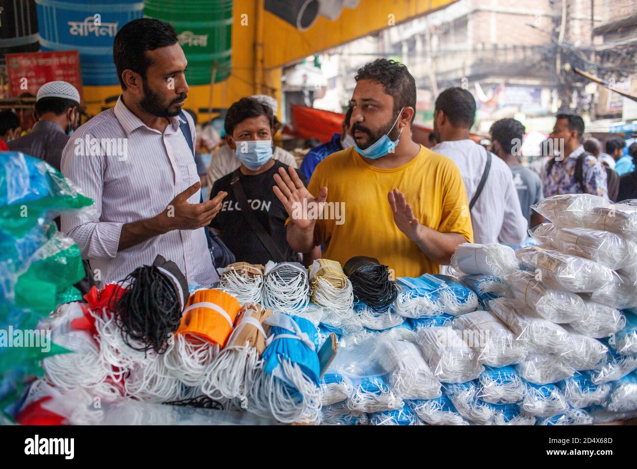 Ein Händler verkauft Gesichtsmasken auf dem Markt.Händler auf einem provisorischen Markt Verkauf Gesichtsmasken mit wenigen Tragen der Schutzkits und Missachtung der physischen Distanzierungsregeln inmitten der Coronavirus-Pandemie. Stockfoto