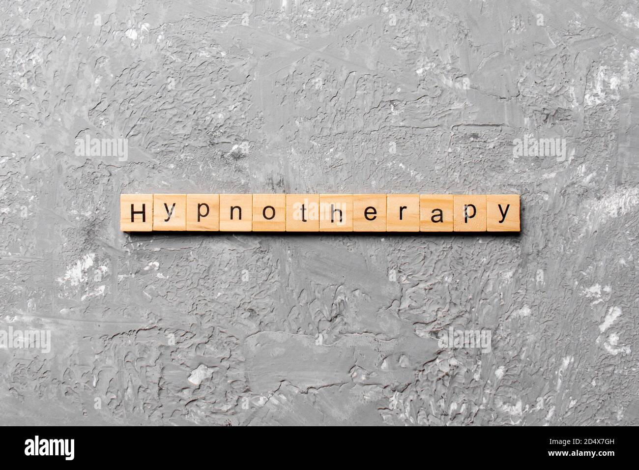Hypnotherapie Wort auf Holzblock geschrieben. Hypnotherapie Text auf Zementtisch für Ihr Design, Konzept. Stockfoto
