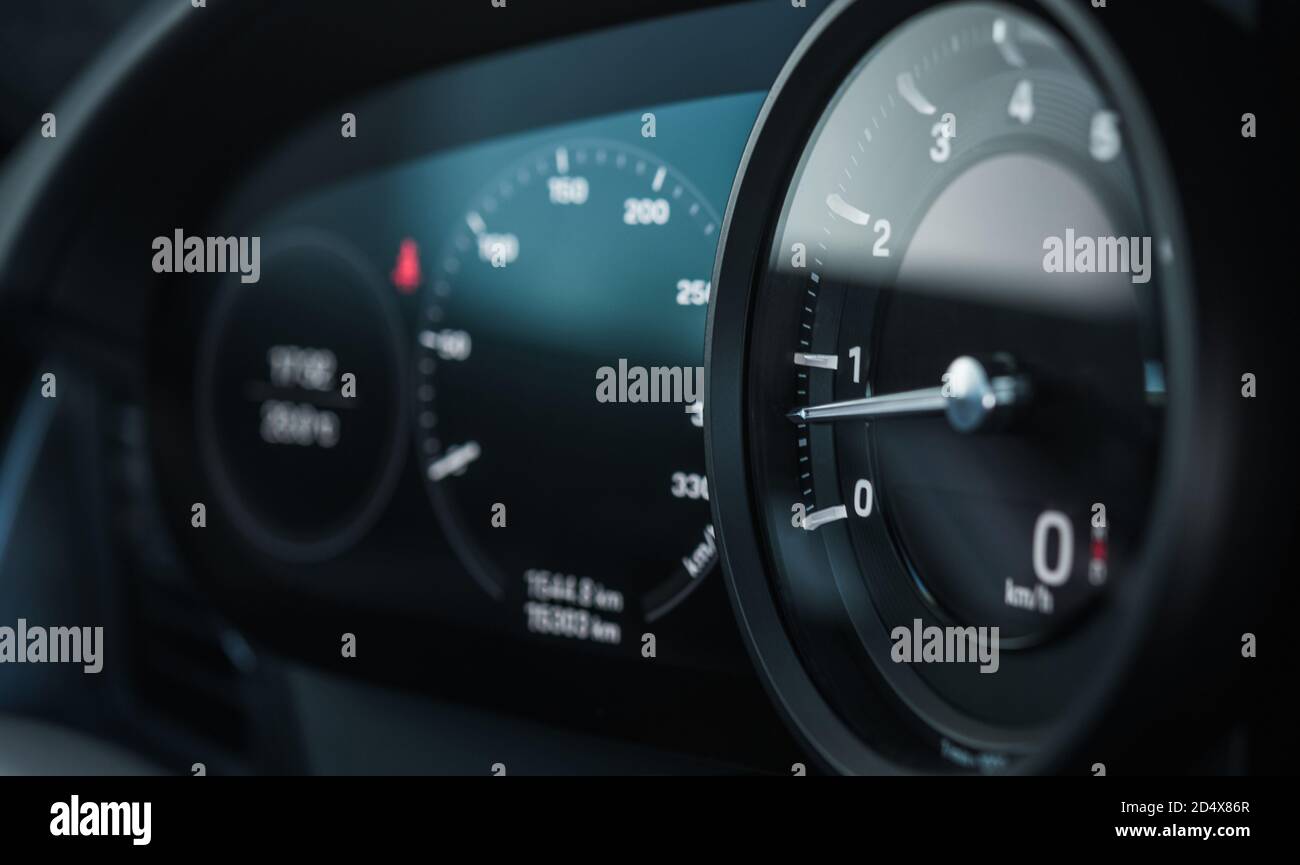 Drehzahlmesser Tachometer Instrument im modernen Auto Dashboard. Drehzahlmesser-Messgerät. Automobil- und Transporttechnik. Stockfoto