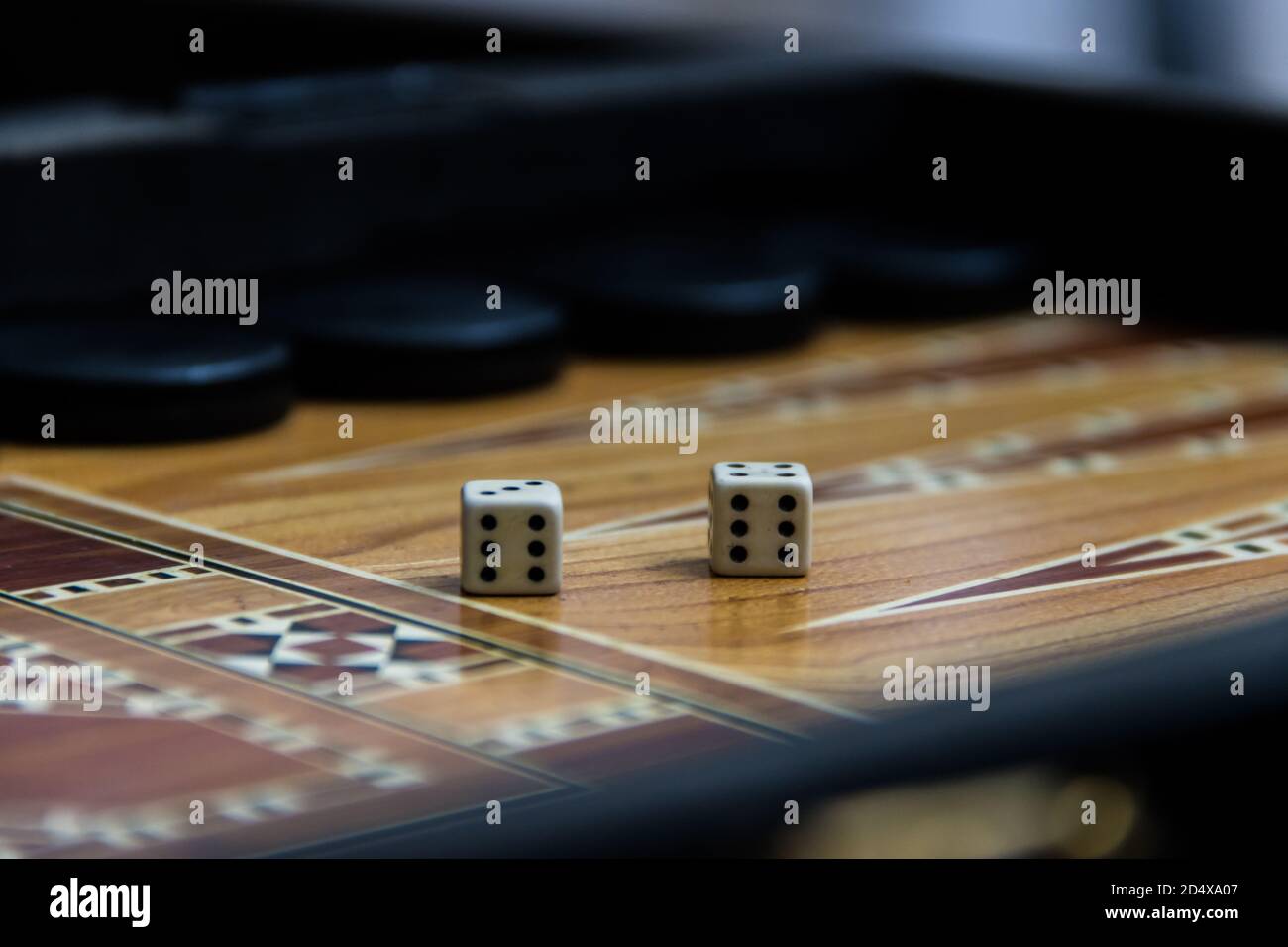 Ein Paar Würfel auf einem Backgammon-Brett Stockfoto