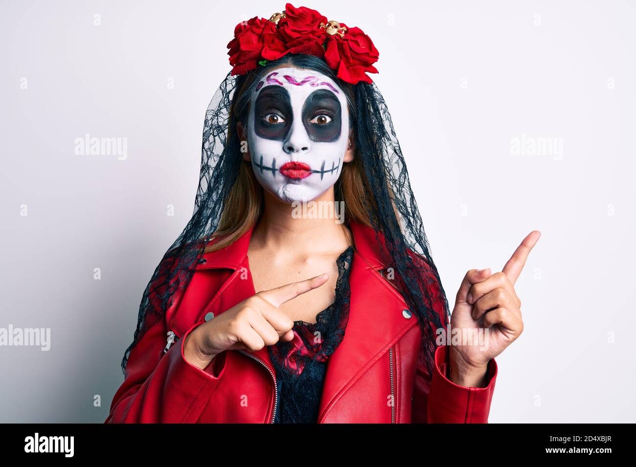 Frau trägt Tag der Toten Kostüm zeigt mit den Fingern auf die Seite puffing  Wangen mit lustigen Gesicht. Mund mit Luft aufgeblasen, Luft fangen  Stockfotografie - Alamy