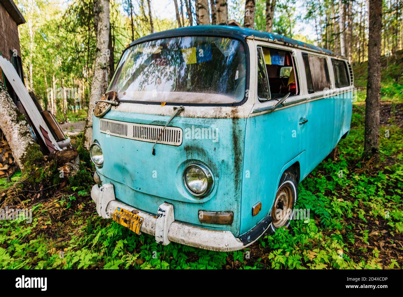 Verlassene alte RV Wohnmobil Rosten in den Wäldern im Sommer Stockfoto