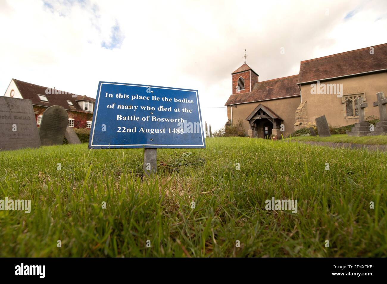 Die Kirche St. James' Dadlington aus dem 12. Jahrhundert, Leicestershire, Großbritannien. Die Kirche ist die einzige dokumentierte Stätte für die Gefallenen aus der nahe gelegenen Schlacht von Bosworth. Im Jahre 1511 genehmigte König Heinrich VIII. Die Gründung der Chantrikapelle hier, um der Seelen derer zu gedenken, die bei der Schlacht von Bosworth im Jahre 1485 getötet wurden, die in dieser Pfarrei auf dem Feld von Redemore gekämpft wurde. Stockfoto