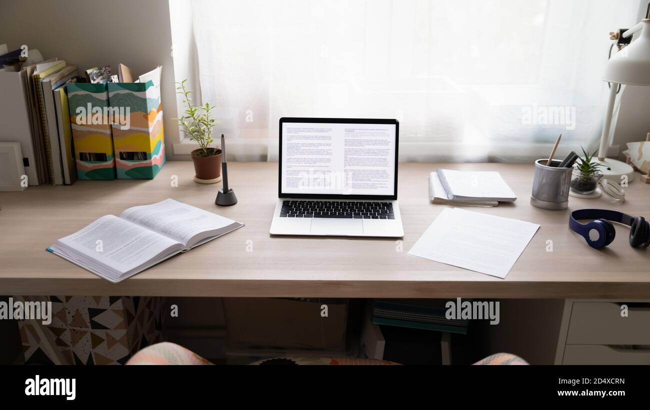 Komfortables Heimbüro von jungen Freiberuflern ohne Menschen. Stockfoto