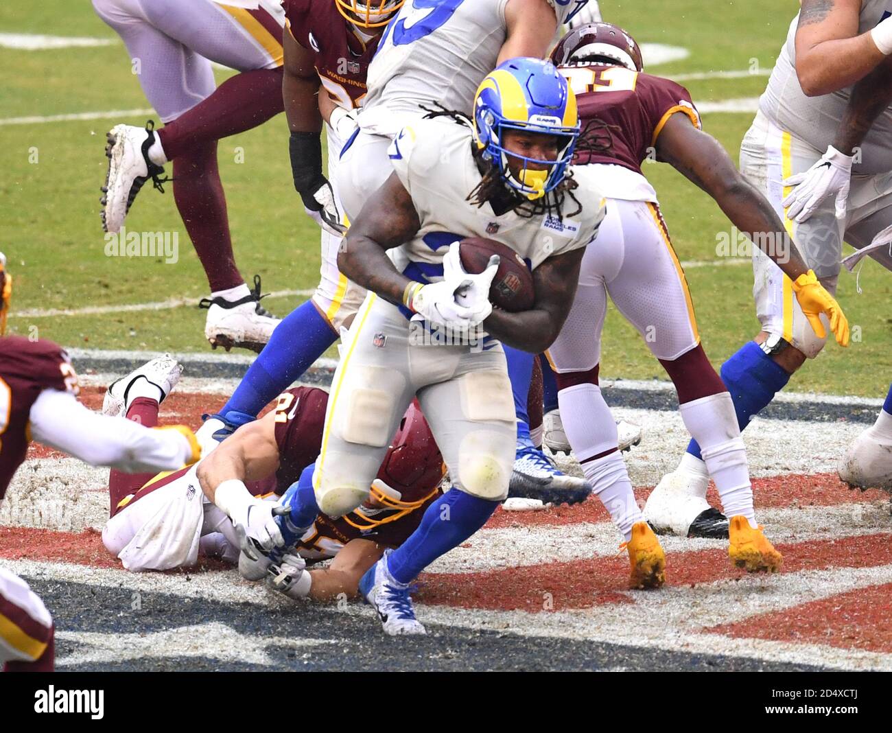 Landover, Usa. Oktober 2020. Los Angeles Rams läuft zurück Darrell Henderson (27) läuft gegen Washington Football Team im vierten Quartal auf FedEx Feld in Landover, Maryland am Sonntag, 11. Oktober 2020. Foto von Kevin Dietsch/UPI Kredit: UPI/Alamy Live News Stockfoto