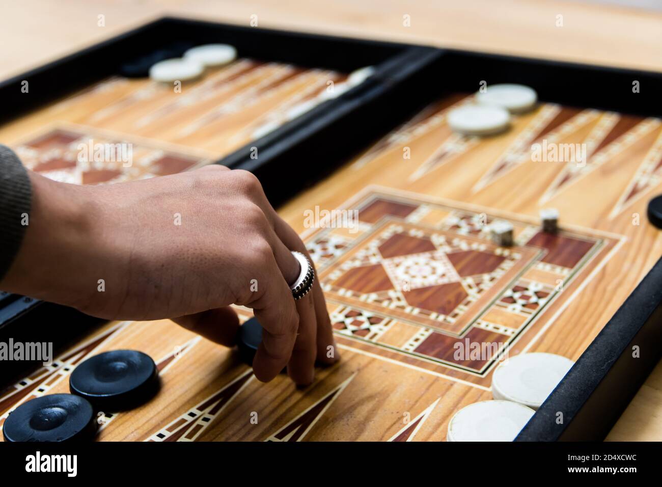 Frau spielt Backgammon Nahaufnahme Bild Stockfoto