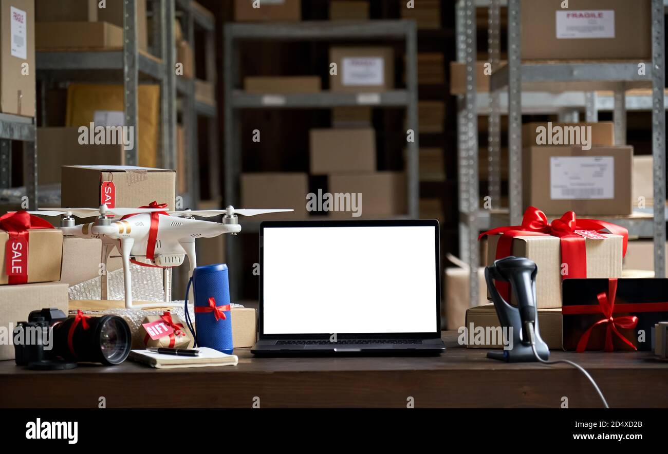 Tisch mit elektronischen Geräten und Laptop-Modell auf dem Tisch. Cyber monday-Angebot Stockfoto